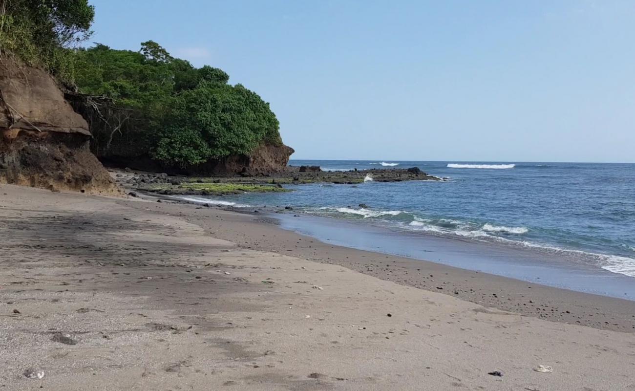 Soan Galuh Beach'in fotoğrafı kahverengi kum yüzey ile