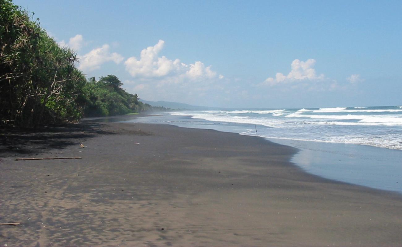 Mekayu Beach'in fotoğrafı kahverengi kum yüzey ile