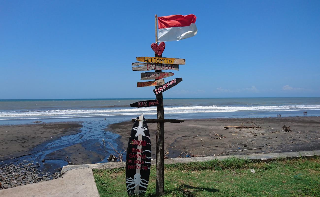 Pangkung Jukung Beach'in fotoğrafı kahverengi kum yüzey ile