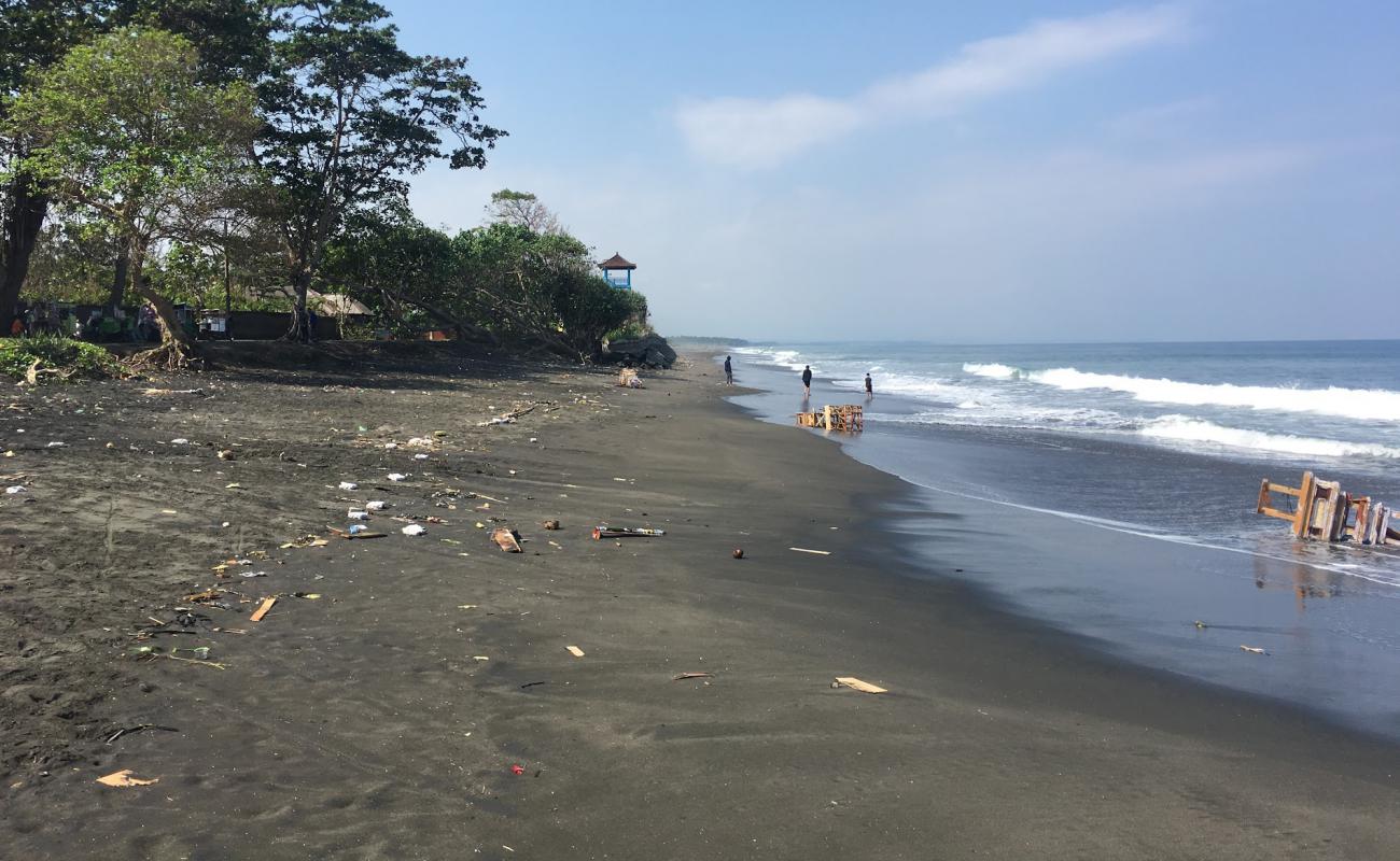 Dlod Low Beach'in fotoğrafı kahverengi kum yüzey ile