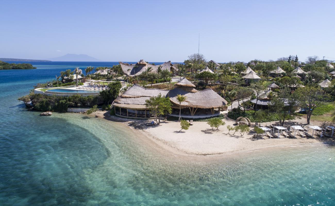 White Sand Beach'in fotoğrafı bej kum ve çakıl yüzey ile