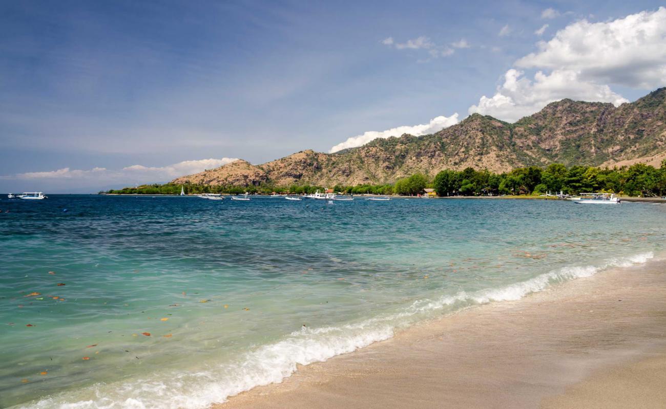 Pemuteran Beach'in fotoğrafı gri kum yüzey ile