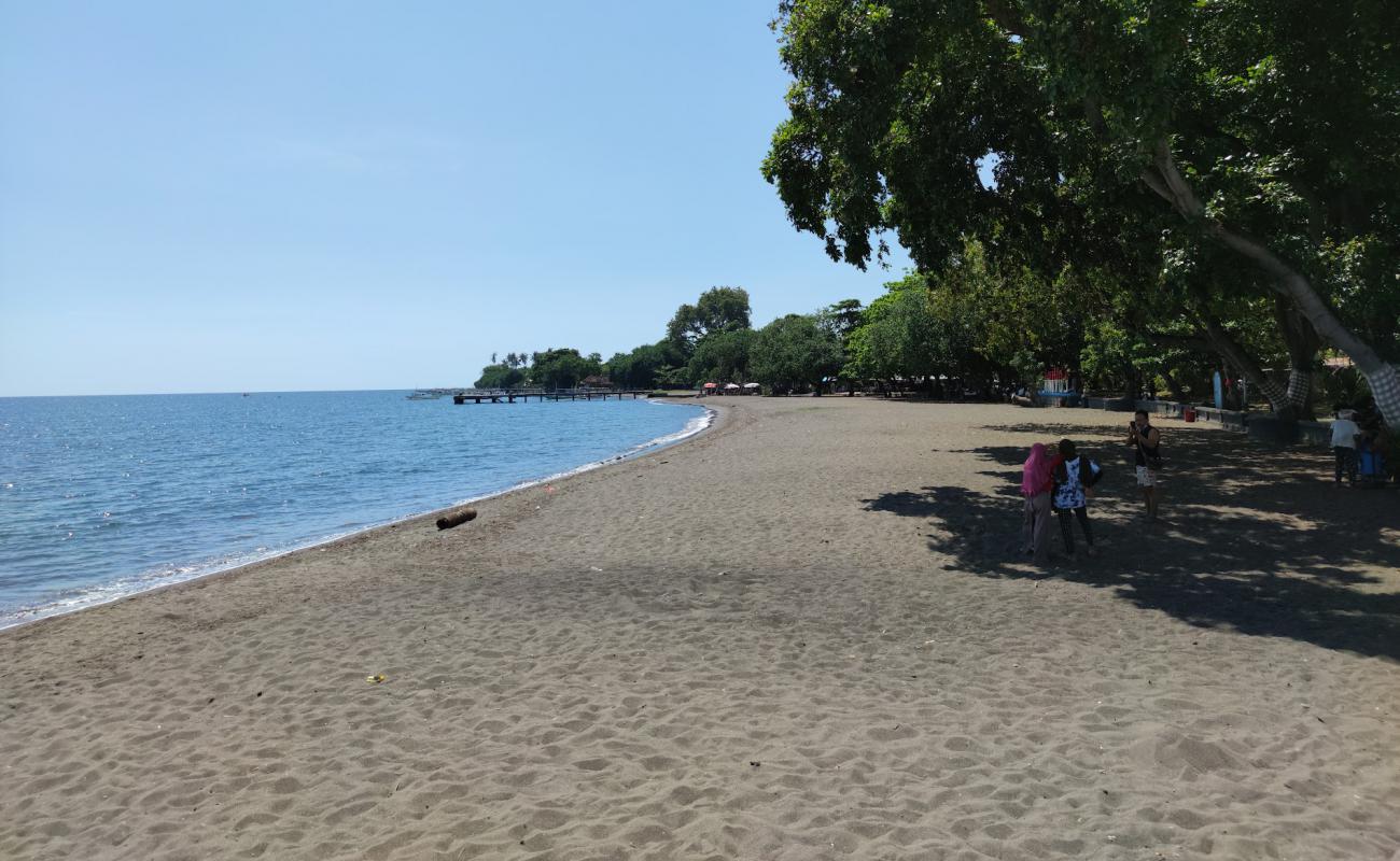 Lovina Beach'in fotoğrafı gri kum yüzey ile
