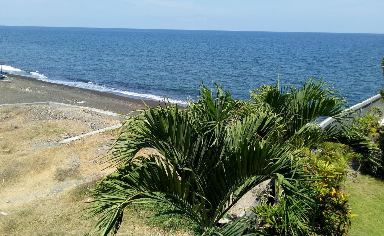 Bungkulan Beach'in fotoğrafı gri kum yüzey ile