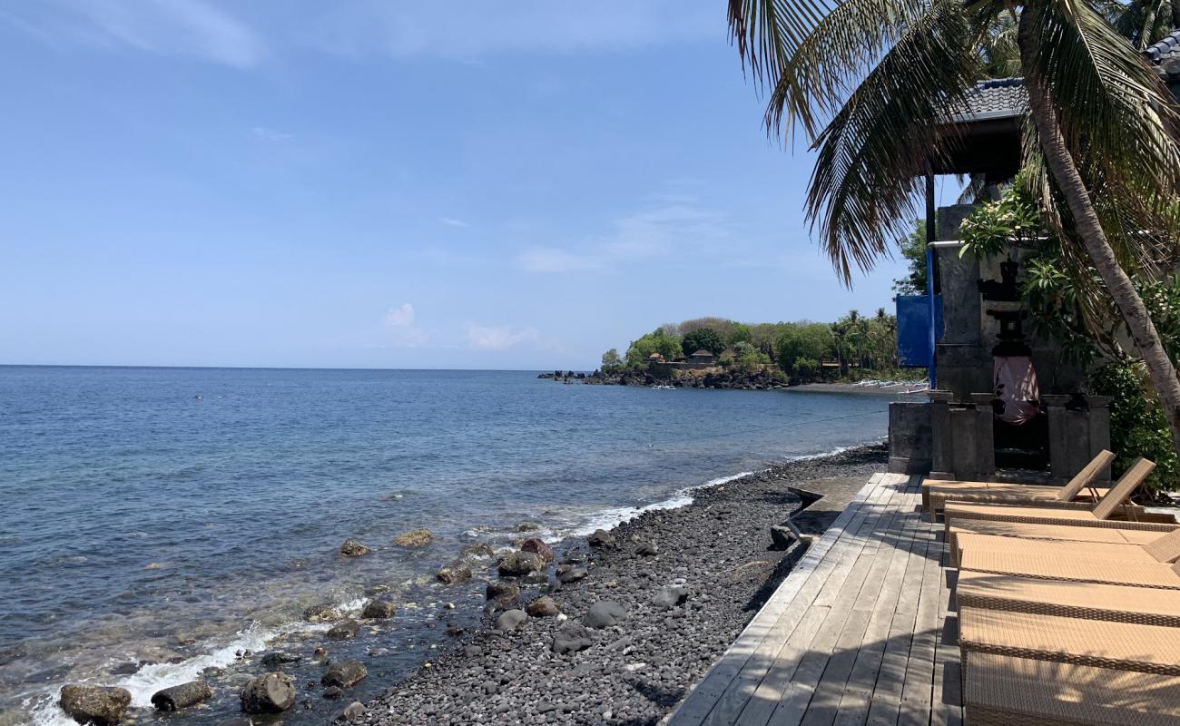 Tulamben Beach'in fotoğrafı gri çakıl taşı yüzey ile