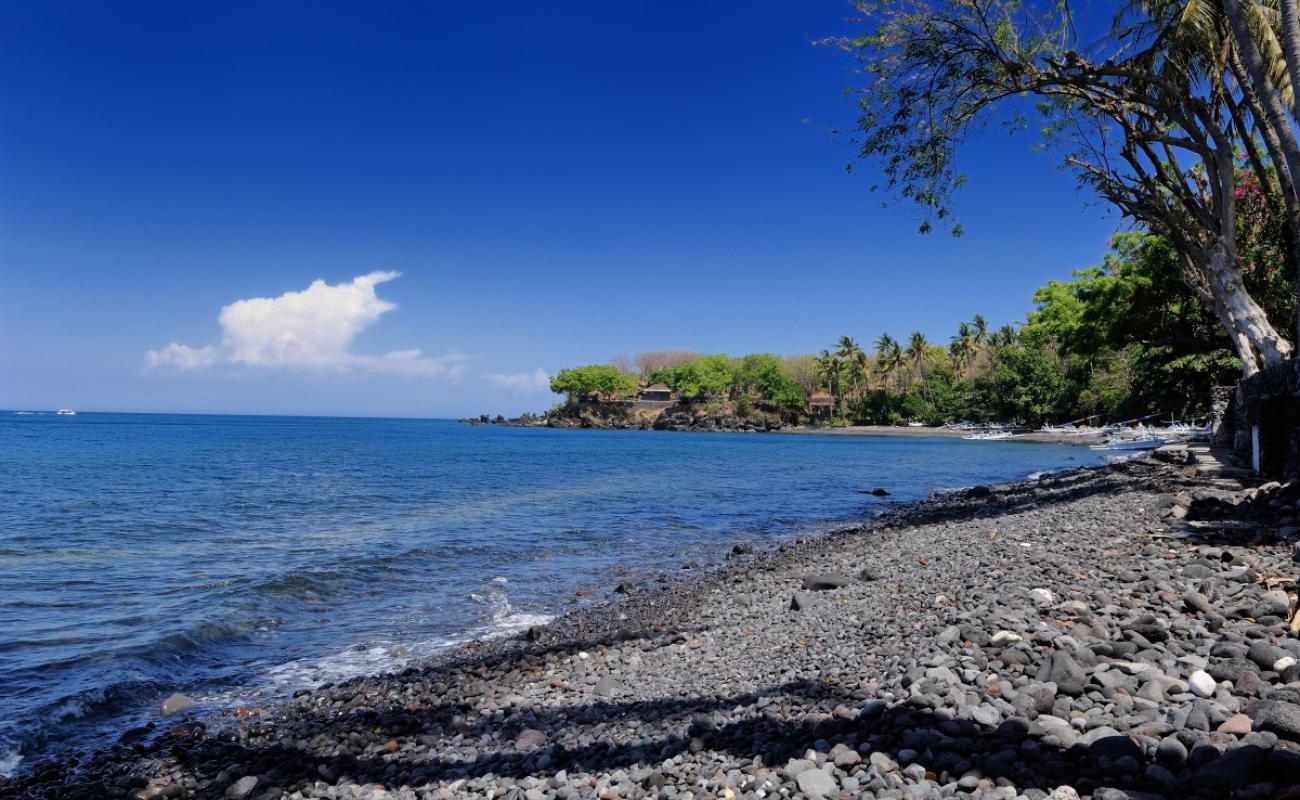 Tulamben Beach II'in fotoğrafı gri çakıl taşı yüzey ile