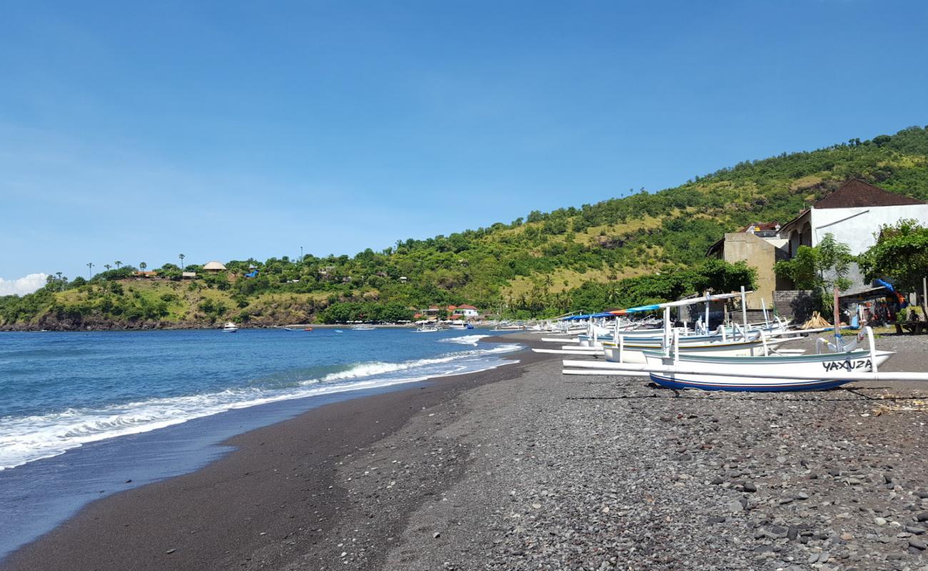 Jemeluk Beach'in fotoğrafı gri kum ve çakıllar yüzey ile