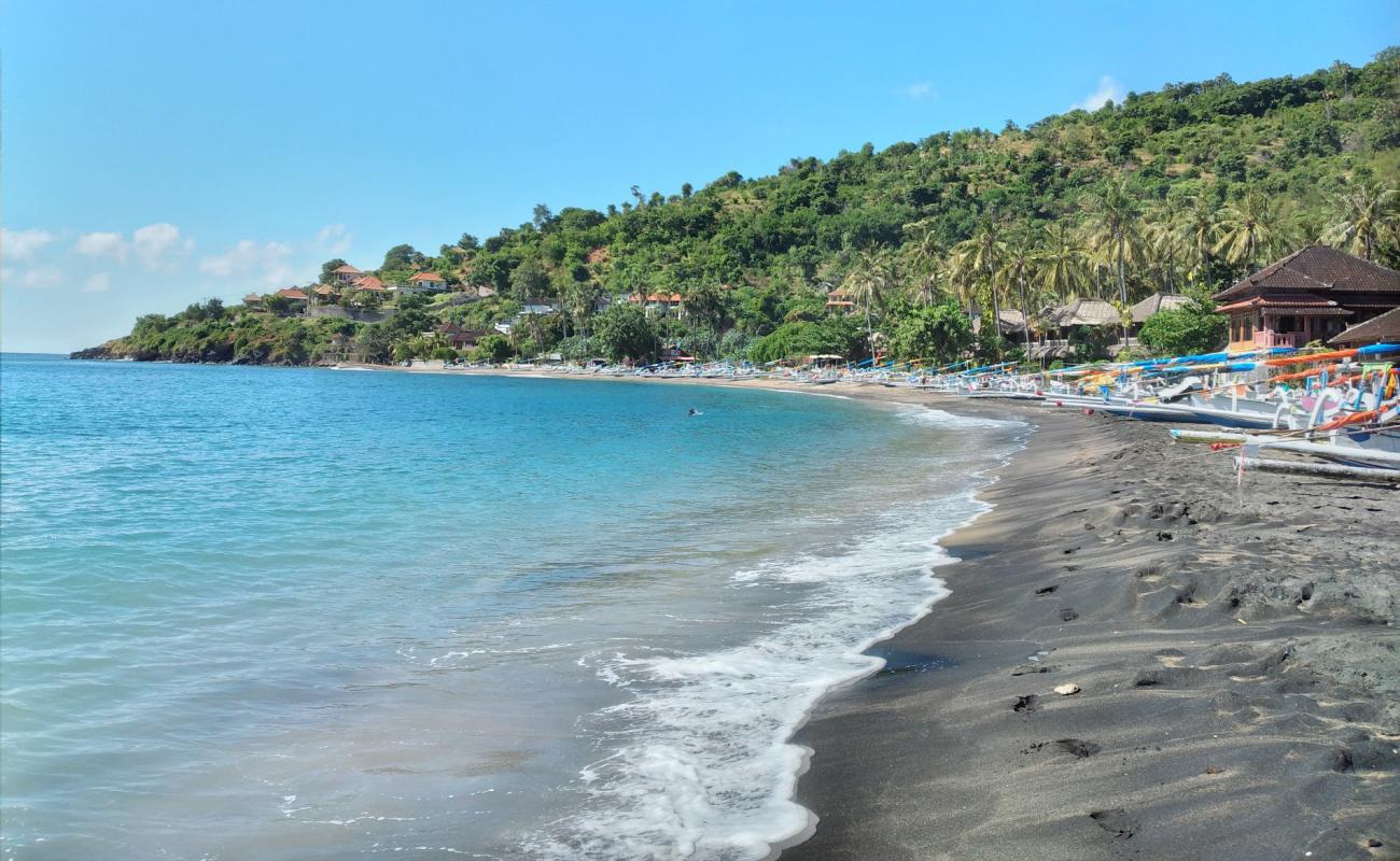 Lipah Beach'in fotoğrafı kahverengi kum yüzey ile