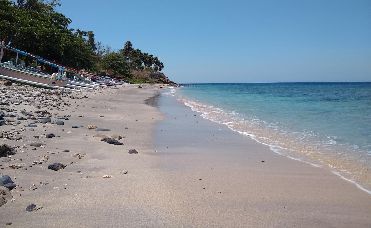 Ibus Beach'in fotoğrafı gri kum yüzey ile
