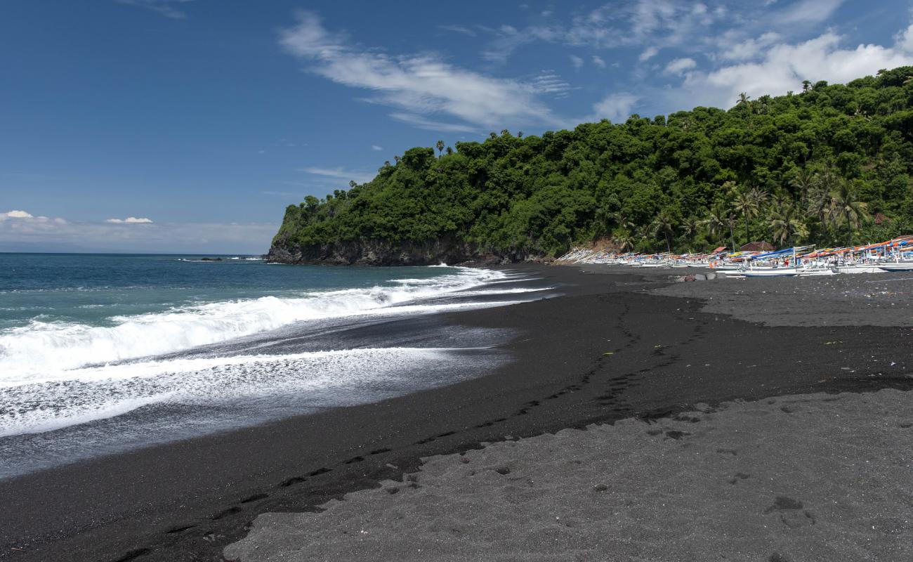 Bias Lantang Beach'in fotoğrafı gri kum yüzey ile