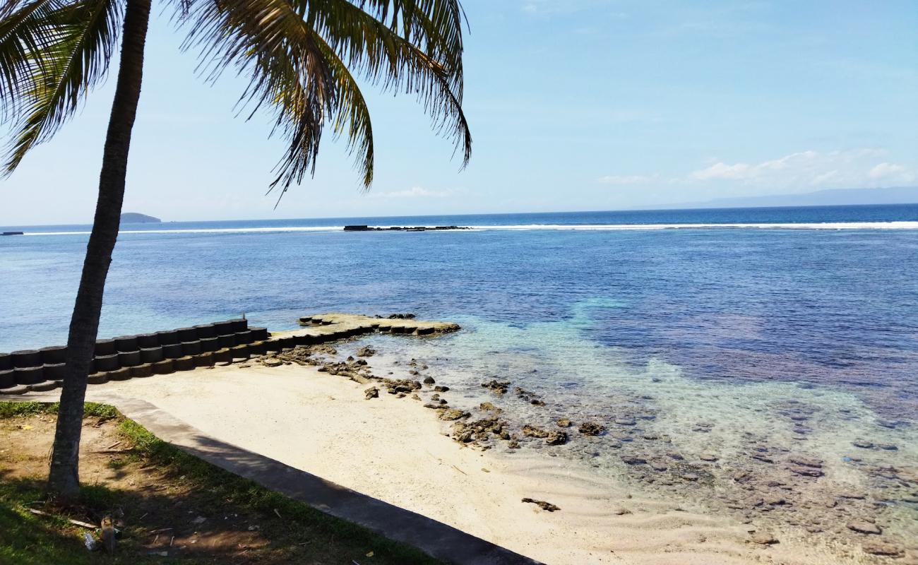 Nyuh Ivory Beach'in fotoğrafı parlak kum ve kayalar yüzey ile