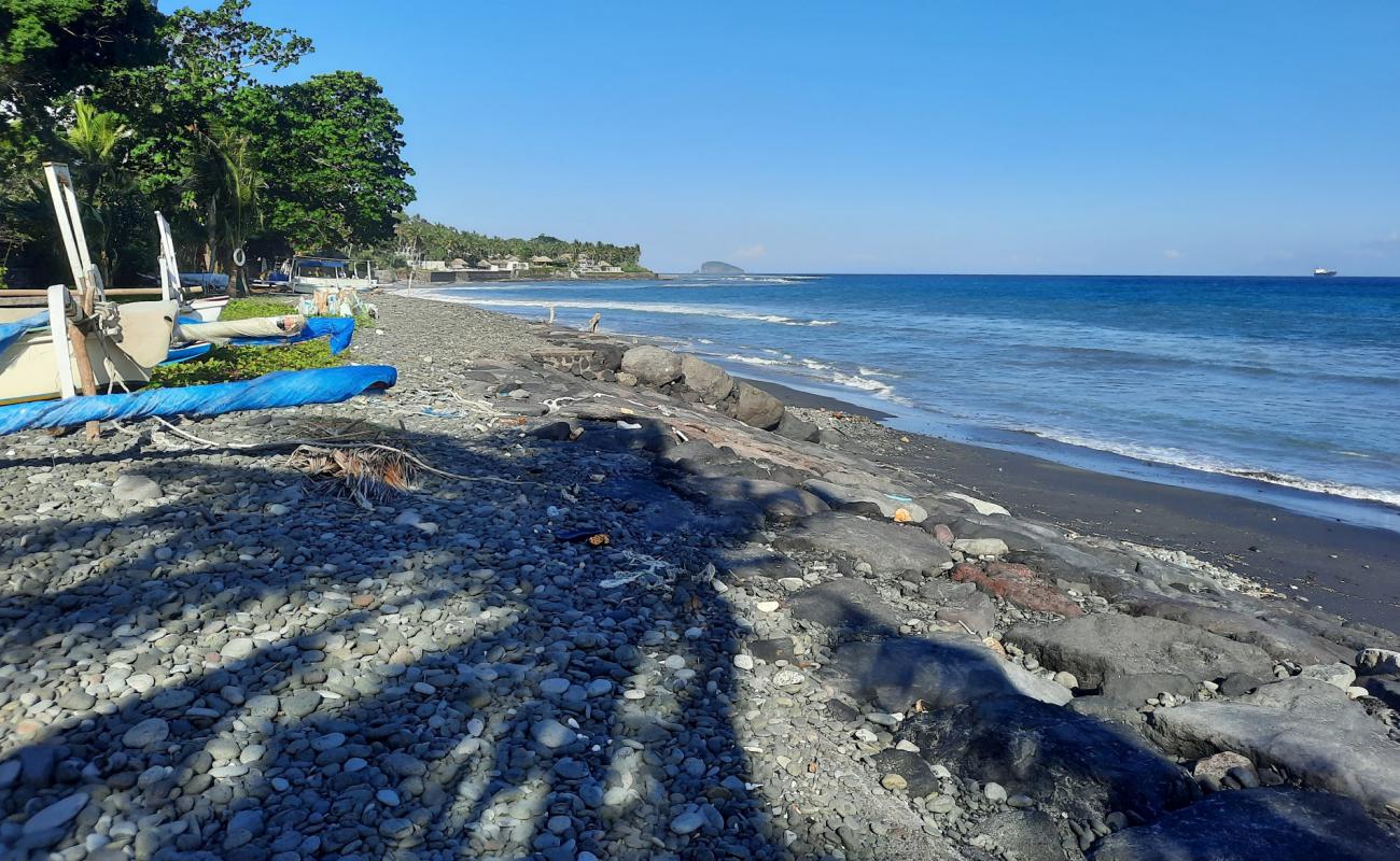 Buitan Beach'in fotoğrafı gri çakıl taşı yüzey ile