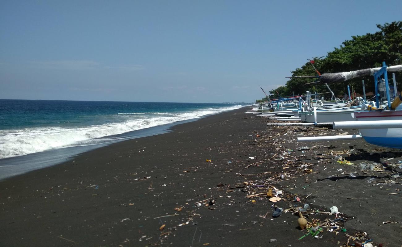 Pengalon Beach'in fotoğrafı siyah kum yüzey ile