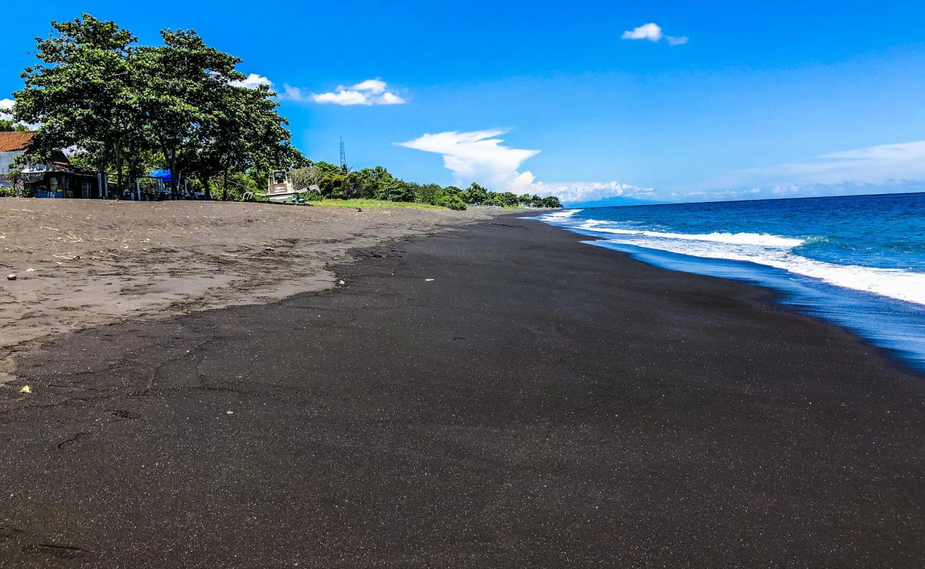 Goa Lawah Beach'in fotoğrafı gri kum yüzey ile