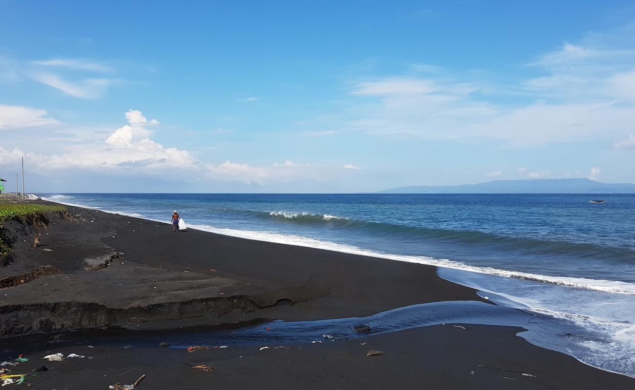 Jumpai Beach'in fotoğrafı siyah kum yüzey ile