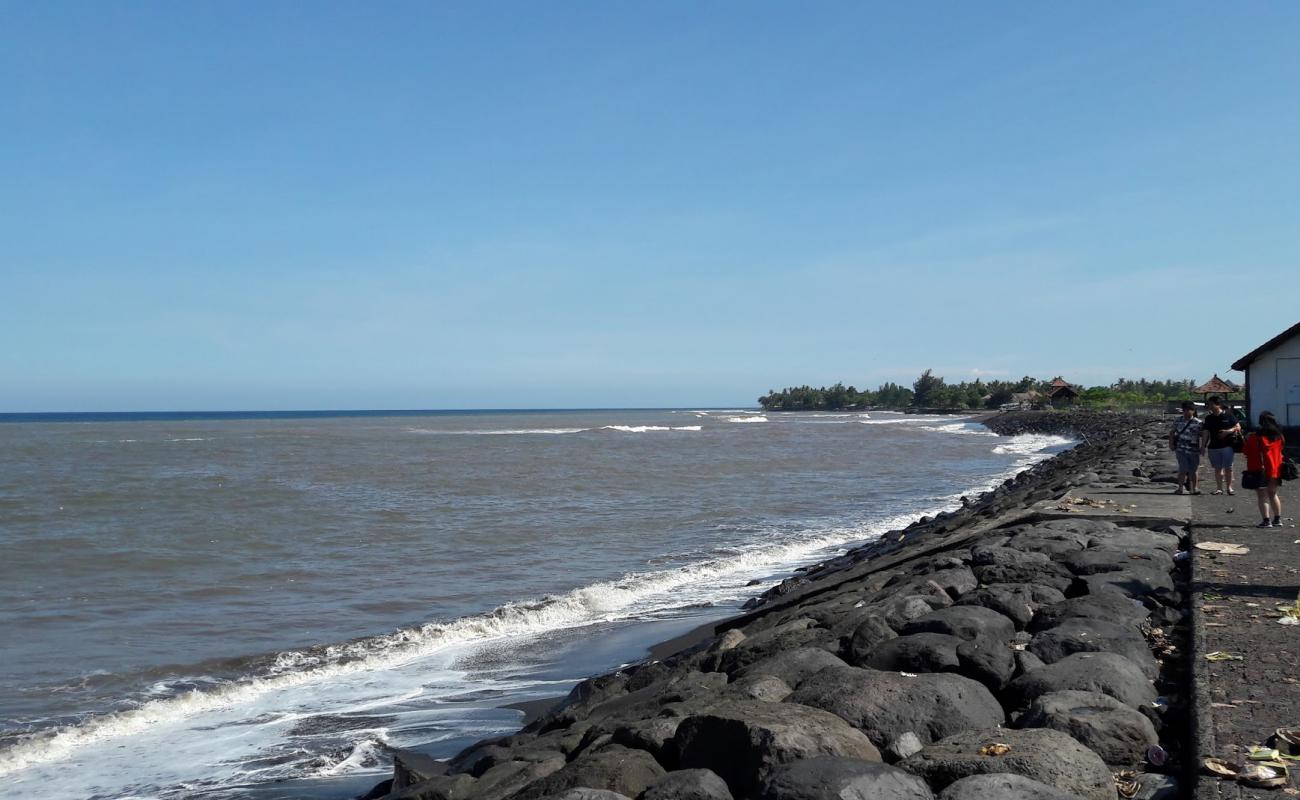 Lebih Beach'in fotoğrafı gri kum yüzey ile