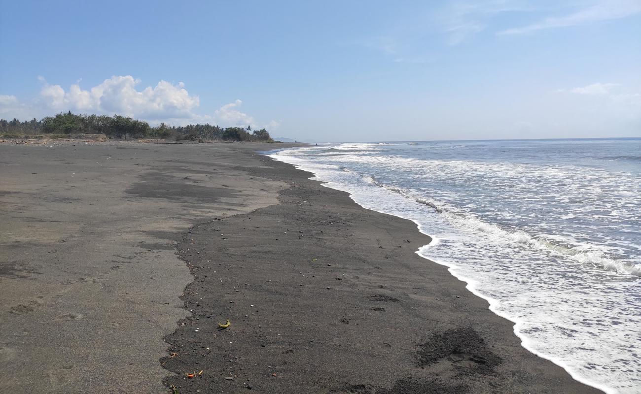 Purnama Beach'in fotoğrafı siyah kum yüzey ile