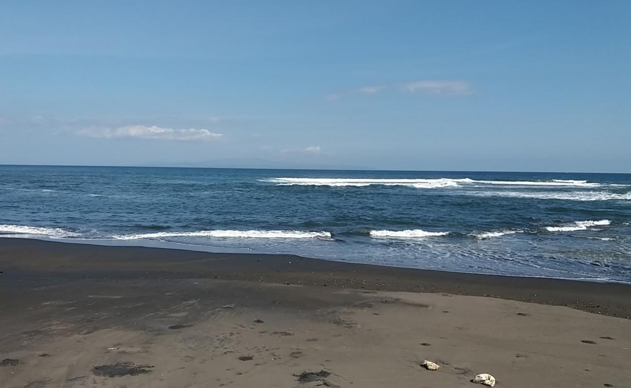 Ketewel Customs Beach'in fotoğrafı gri kum yüzey ile