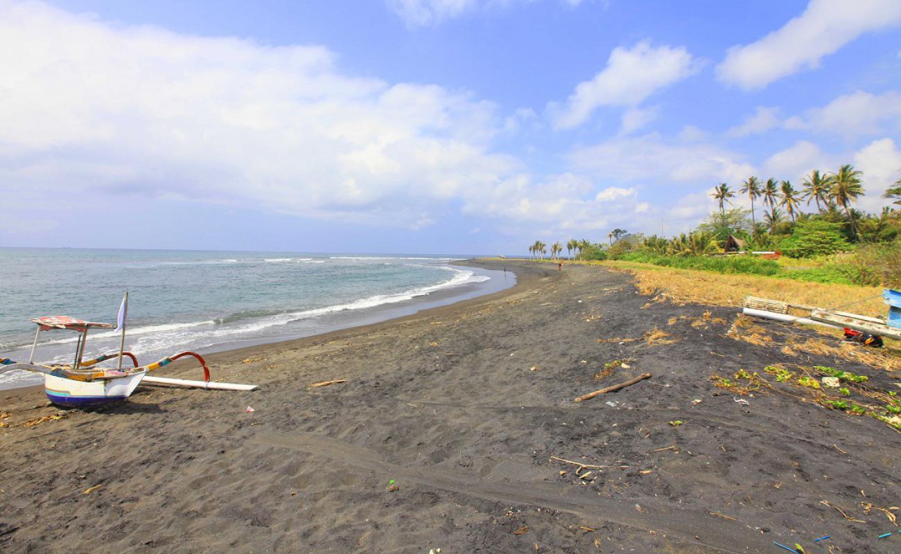 Gumicik Ketewel Beach'in fotoğrafı gri kum yüzey ile