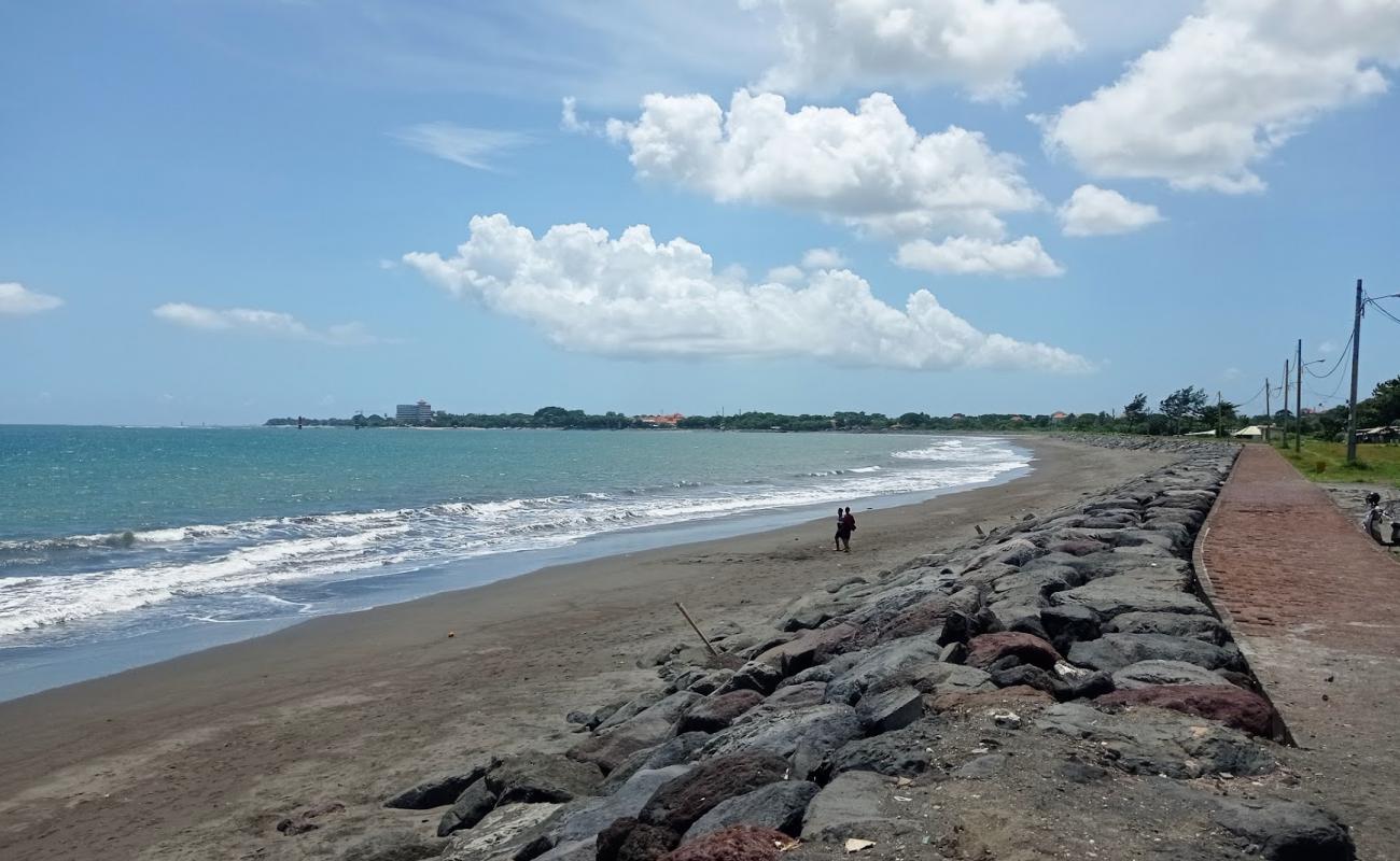 Biaung Beach'in fotoğrafı gri kum yüzey ile