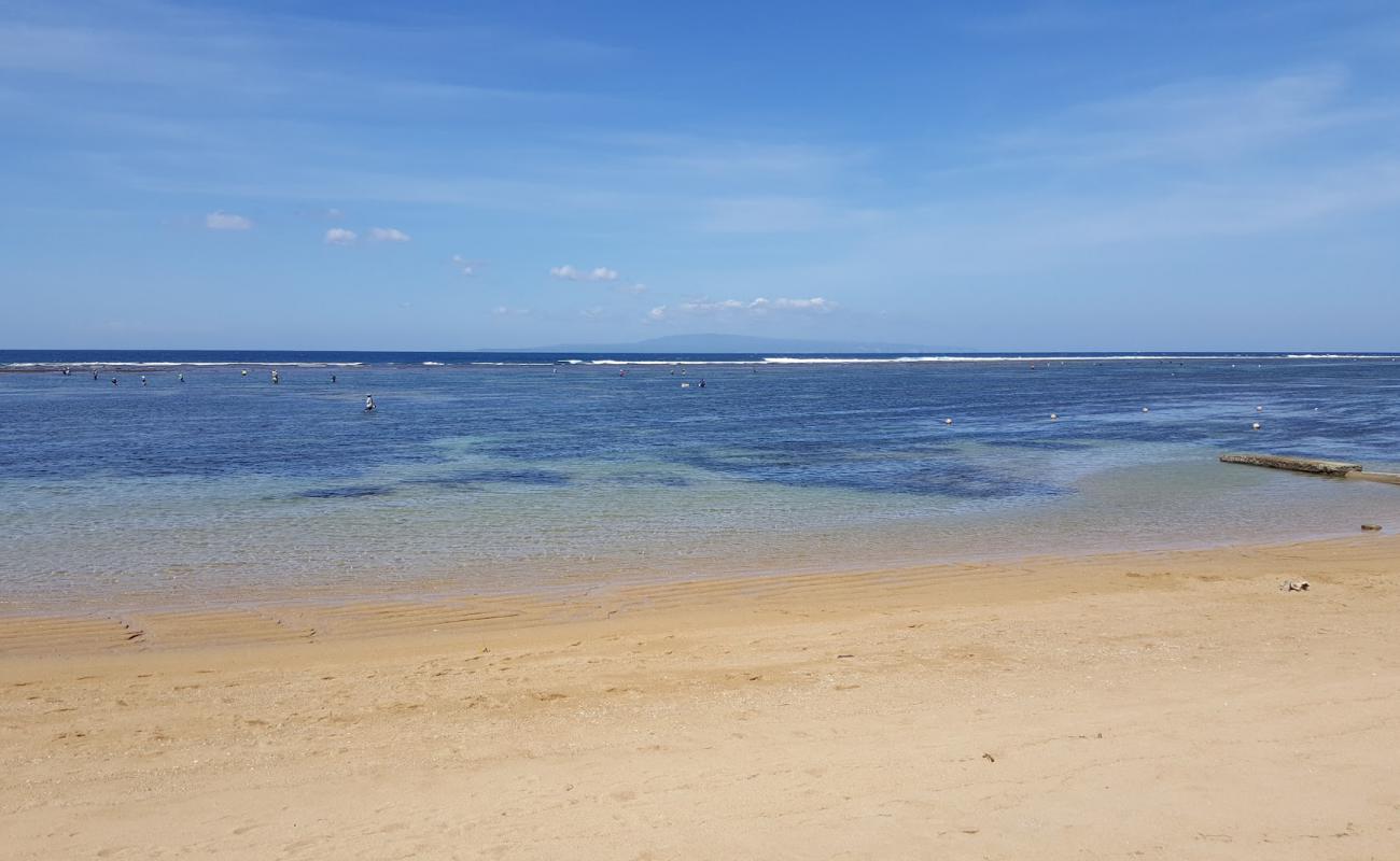 Sanur Beach'in fotoğrafı parlak kum yüzey ile