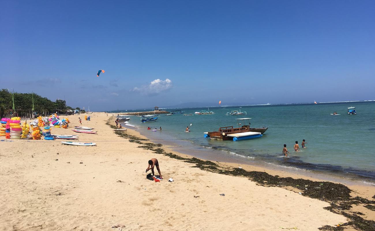 Mertasari Plajı'in fotoğrafı parlak kum yüzey ile