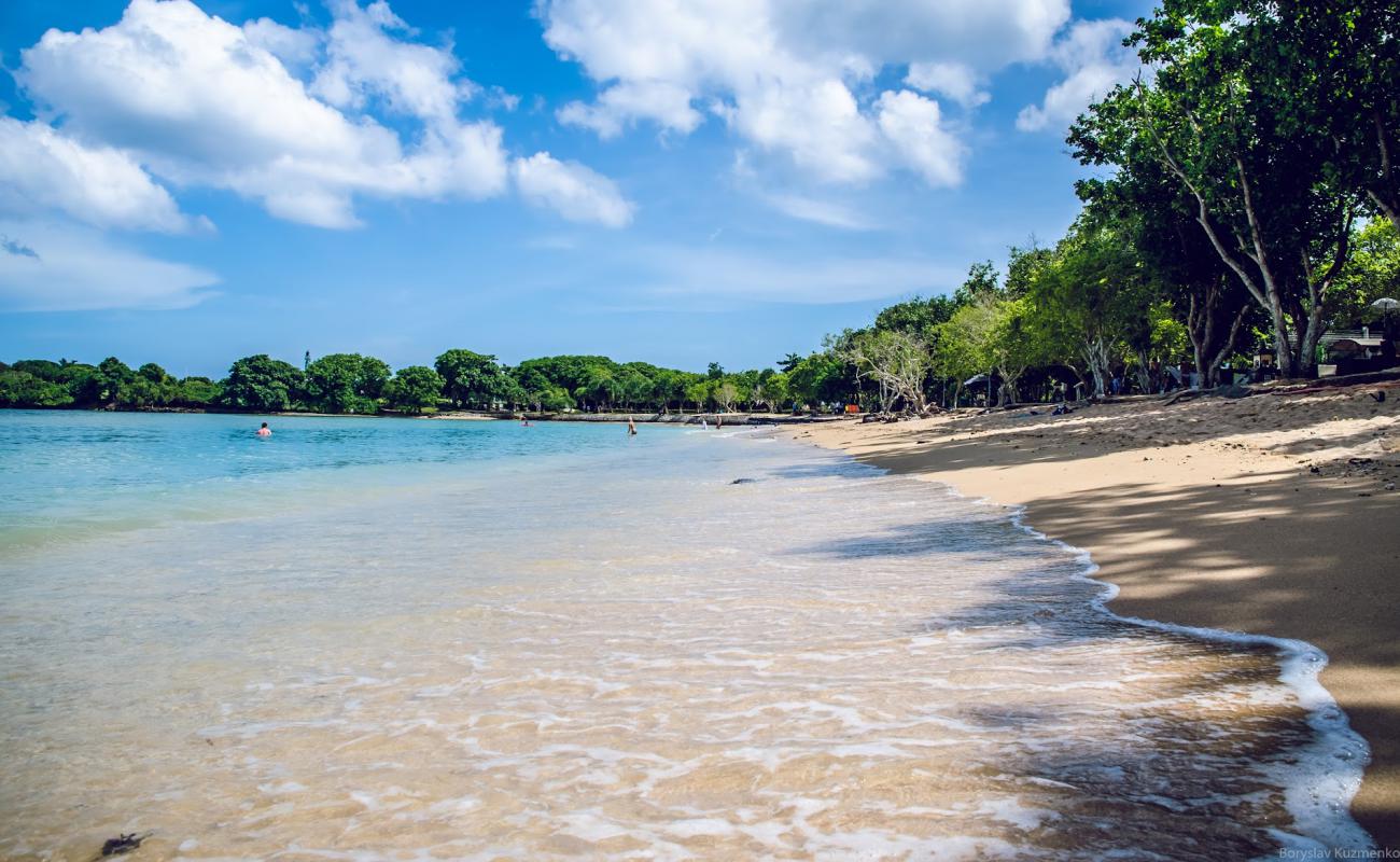 Samuh Beach'in fotoğrafı parlak kum yüzey ile