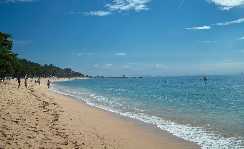 Nusa Dua Beach'in fotoğrafı i̇nce bej kum yüzey ile