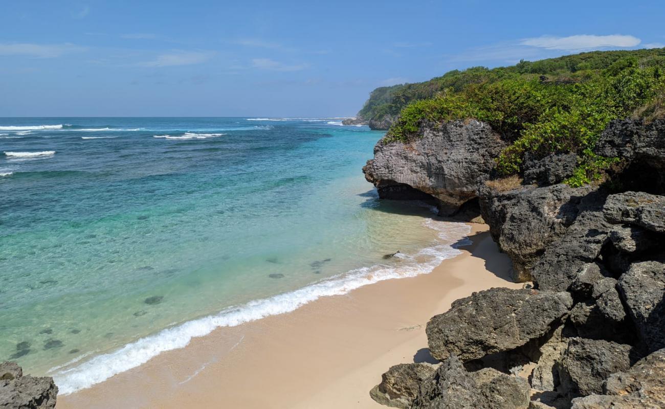 Pura Geger Beach'in fotoğrafı parlak kum yüzey ile