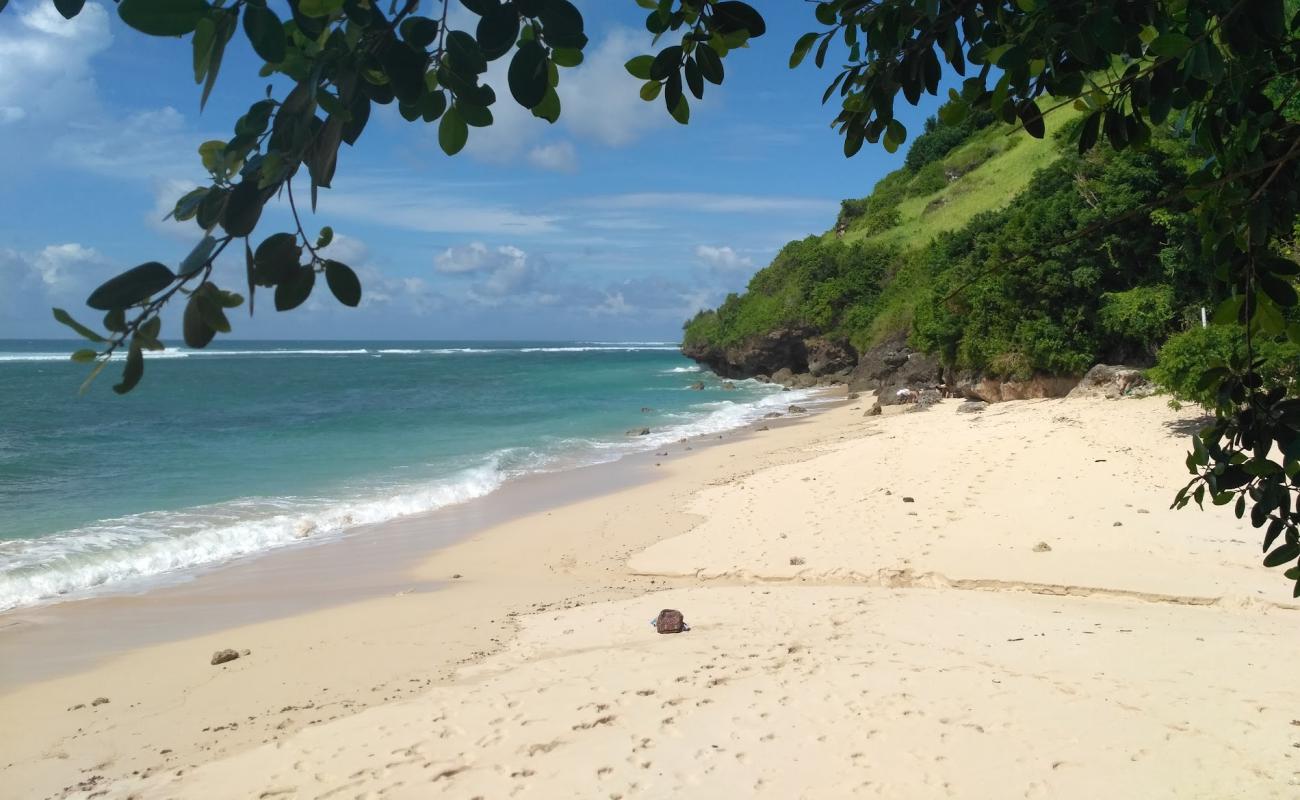 Gunung Payung Beach'in fotoğrafı açık bej kum yüzey ile
