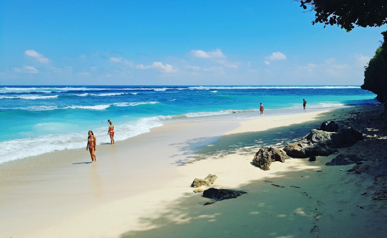 Melasti beach'in fotoğrafı açık bej kum yüzey ile