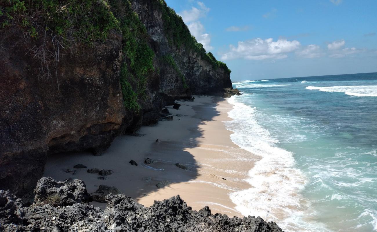 Alila Uluwatu Beach'in fotoğrafı bej kum ve kayalar yüzey ile