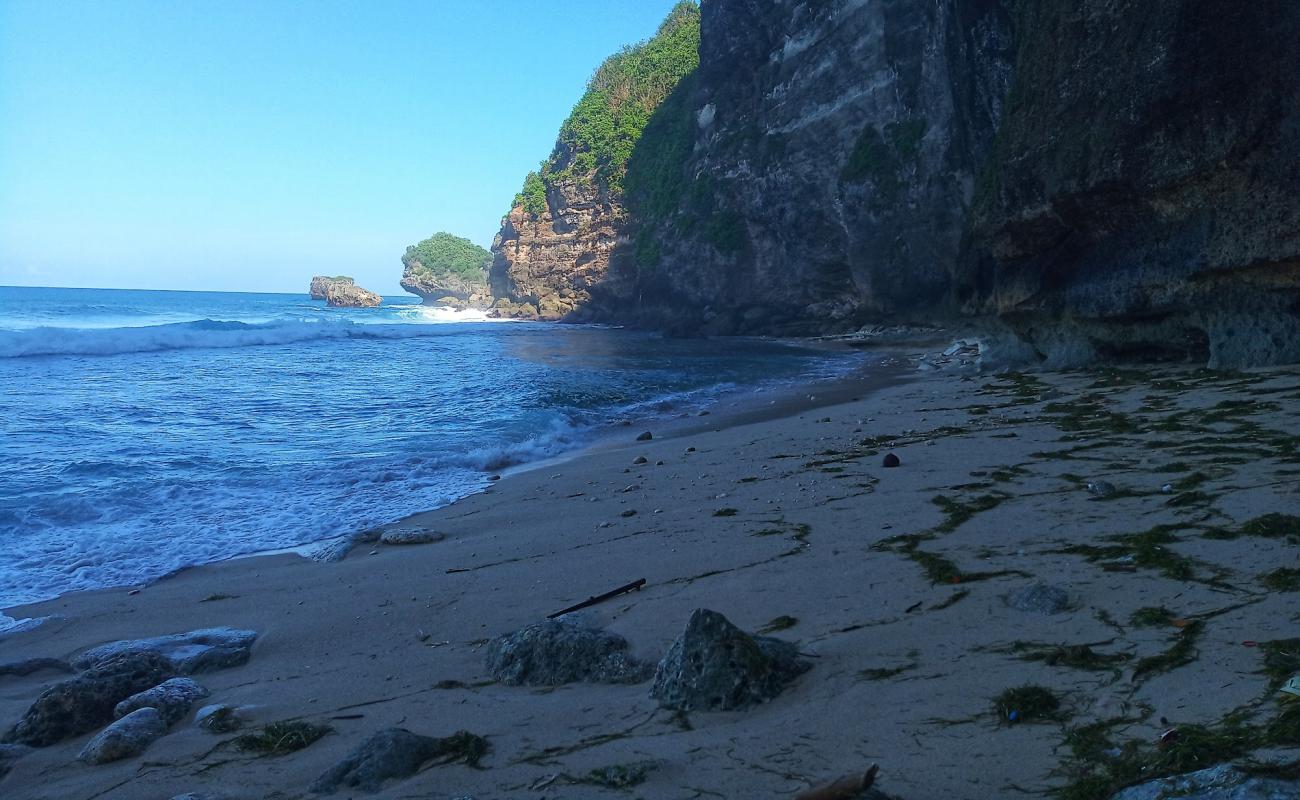 Samsara beach'in fotoğrafı bej kum ve kayalar yüzey ile