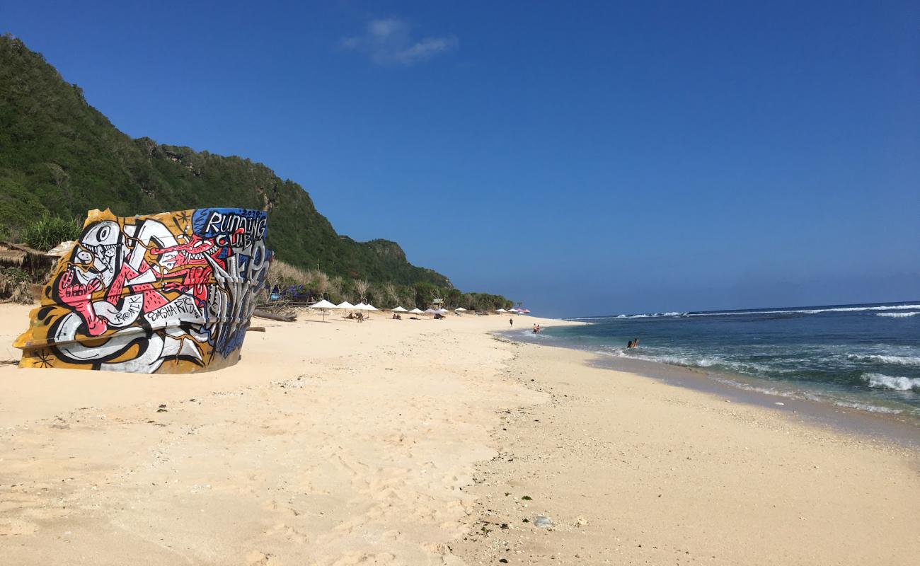 Nunggalan Beach'in fotoğrafı açık bej kum yüzey ile