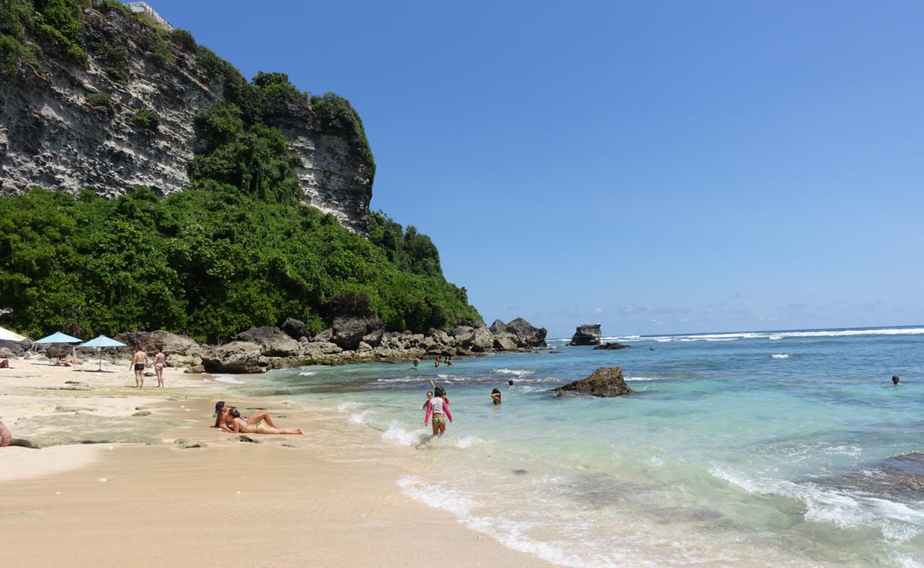 Suluban Beach'in fotoğrafı parlak kum yüzey ile