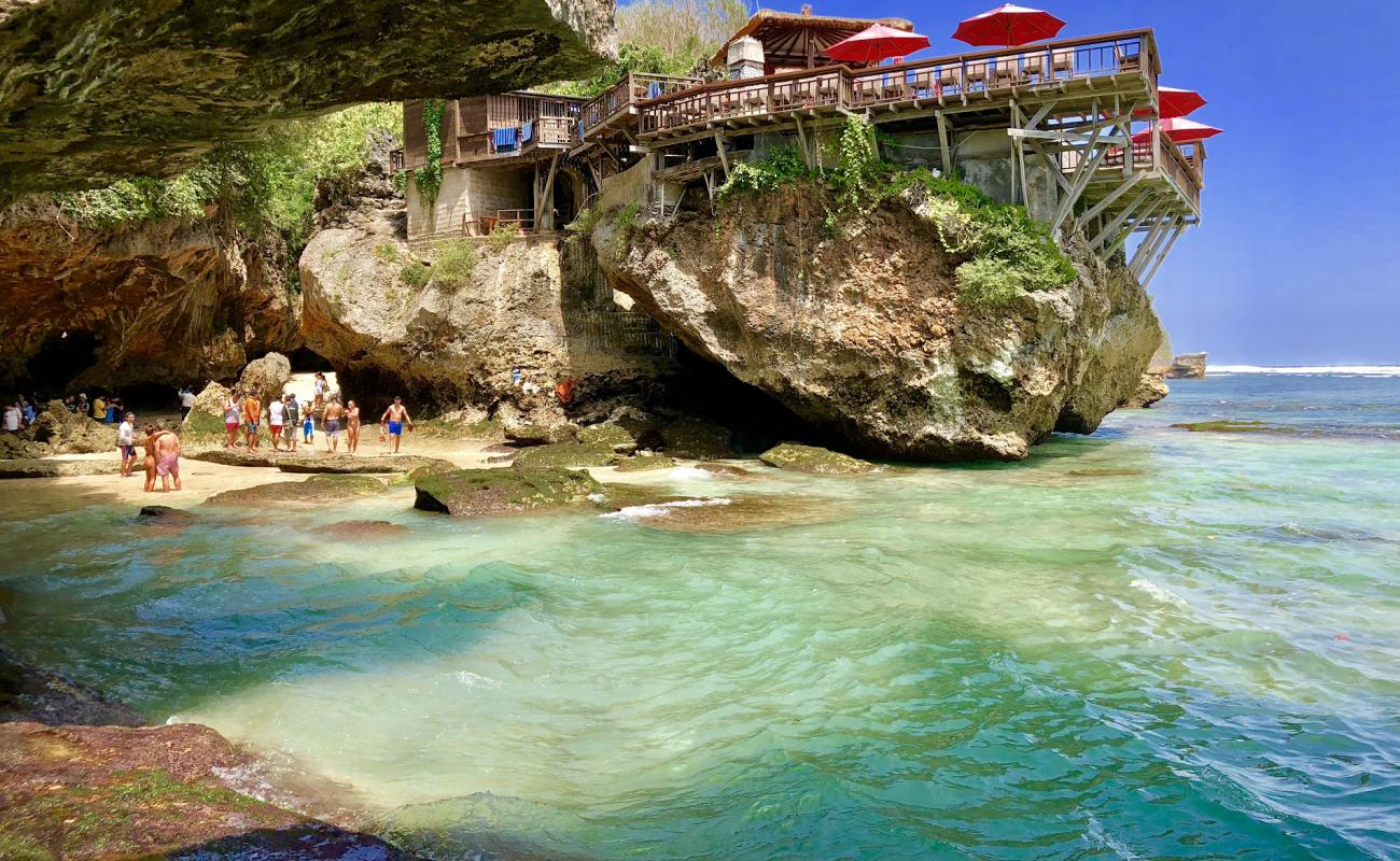 Uluwatu Plajı'in fotoğrafı parlak kum yüzey ile