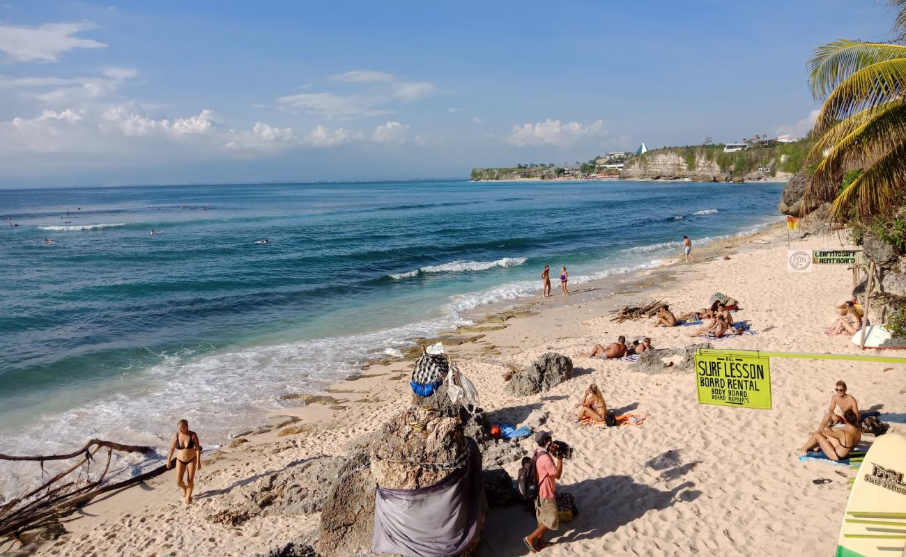 Bingin Beach'in fotoğrafı parlak kum yüzey ile