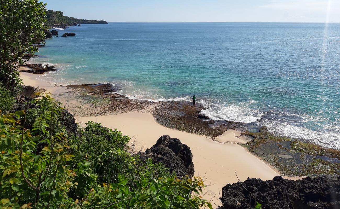 Cemongkak Beach'in fotoğrafı parlak kum ve kayalar yüzey ile