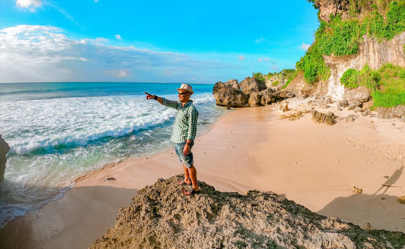 Batu Layah'in fotoğrafı açık bej kum yüzey ile