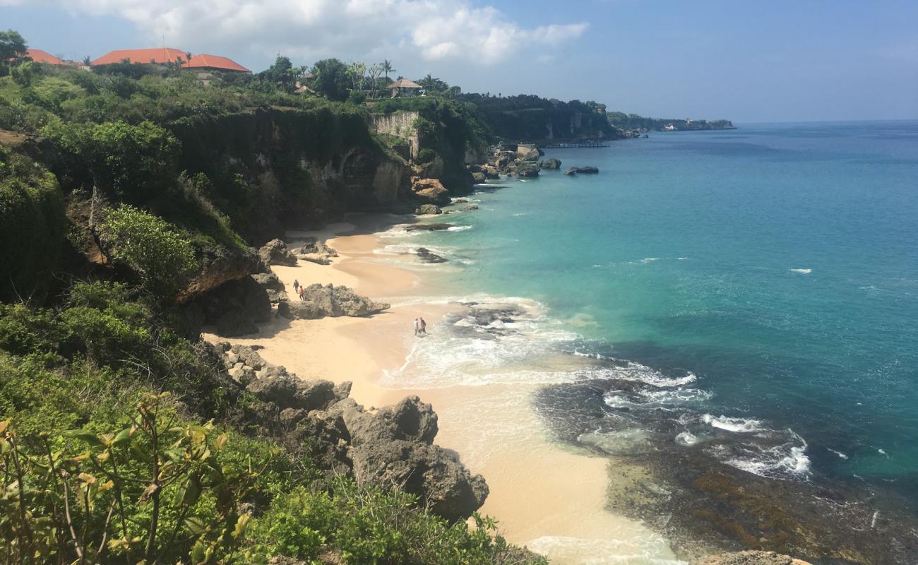 Kaneko Beach'in fotoğrafı parlak kum ve kayalar yüzey ile