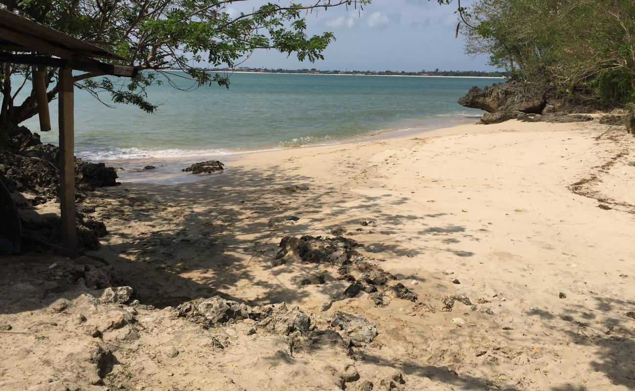 Sempaning beach'in fotoğrafı parlak kum ve kayalar yüzey ile