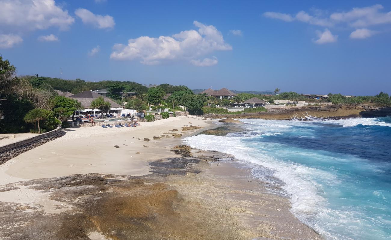 Sandy Bay Beach'in fotoğrafı açık bej kum yüzey ile