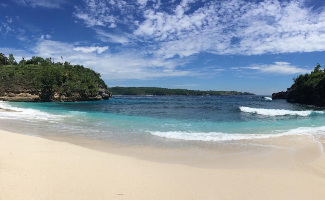 Secret Beach'in fotoğrafı parlak kum ve kayalar yüzey ile