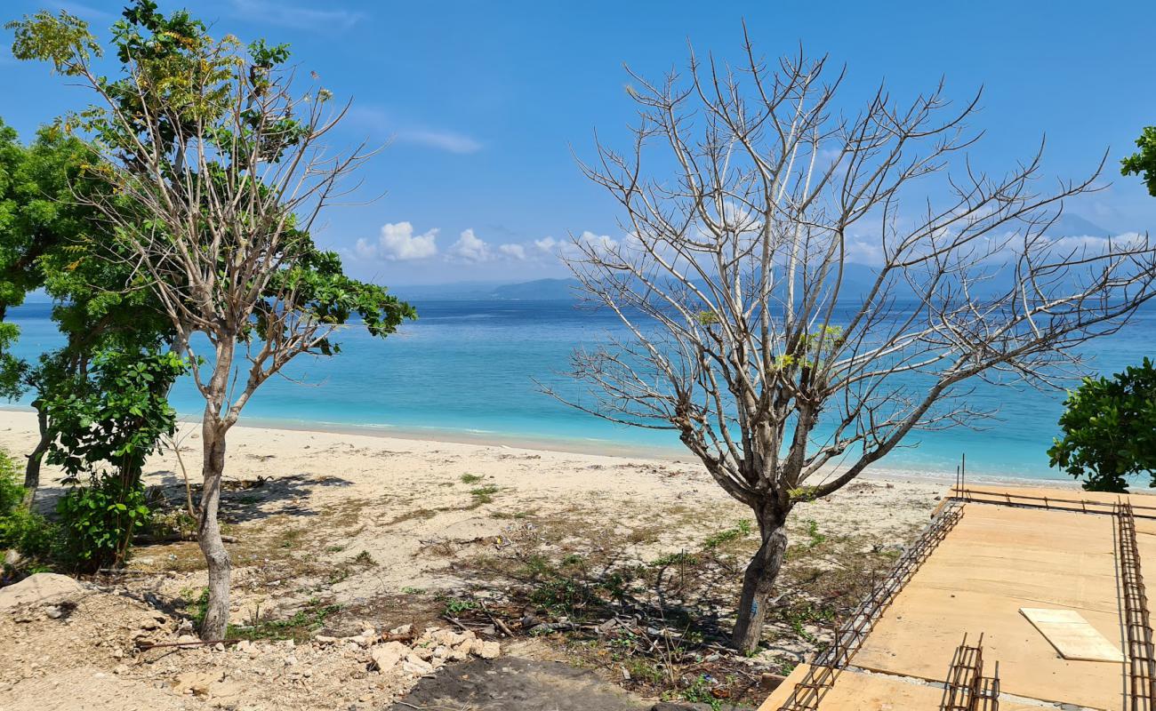 Toya Paken Beach'in fotoğrafı bej kum ve çakıl yüzey ile