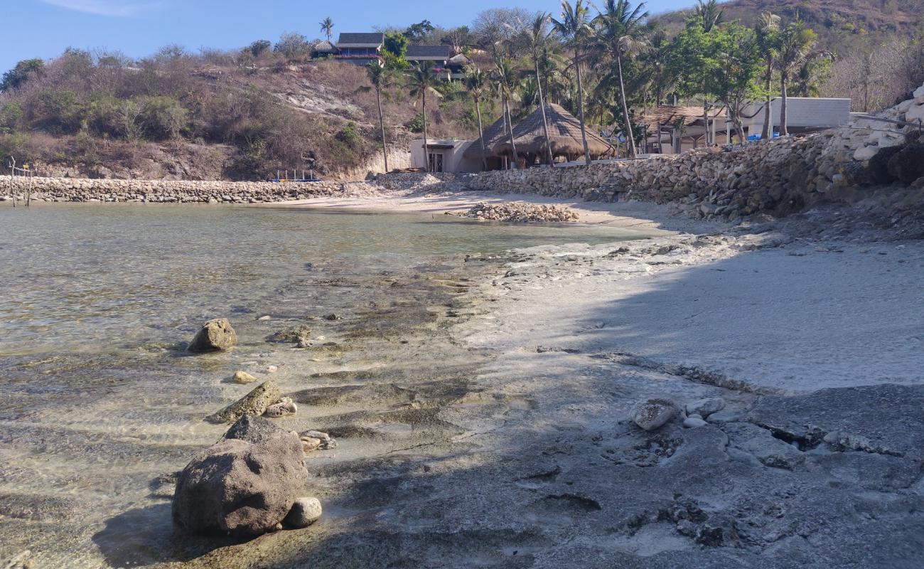 Penida secret beach'in fotoğrafı bej kum ve kayalar yüzey ile