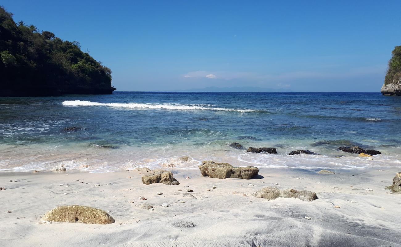 Sebele beach'in fotoğrafı taşlı kum yüzey ile