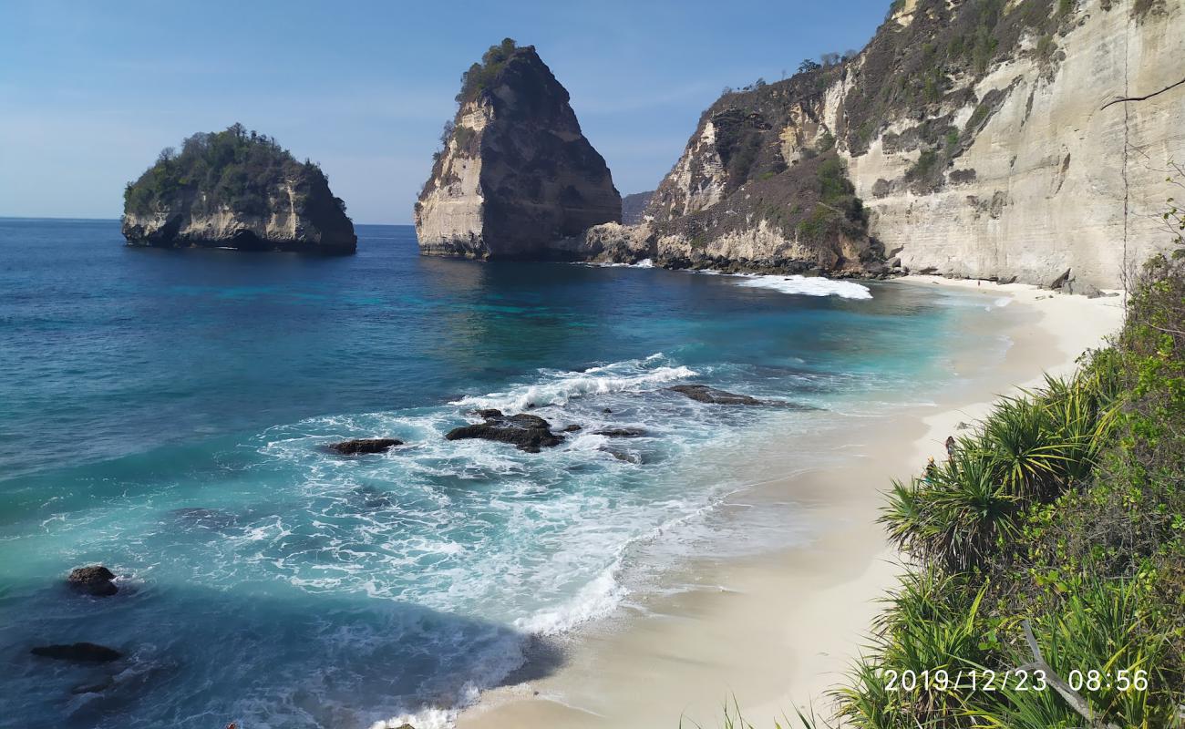 Pantai Pelilit'in fotoğrafı beyaz kum yüzey ile