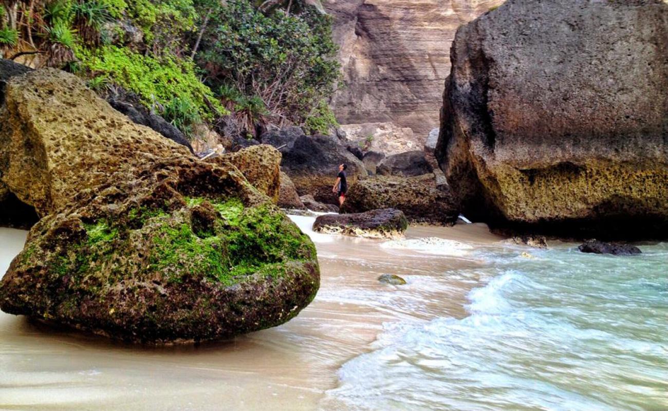 Sunset Beach'in fotoğrafı beyaz kum yüzey ile