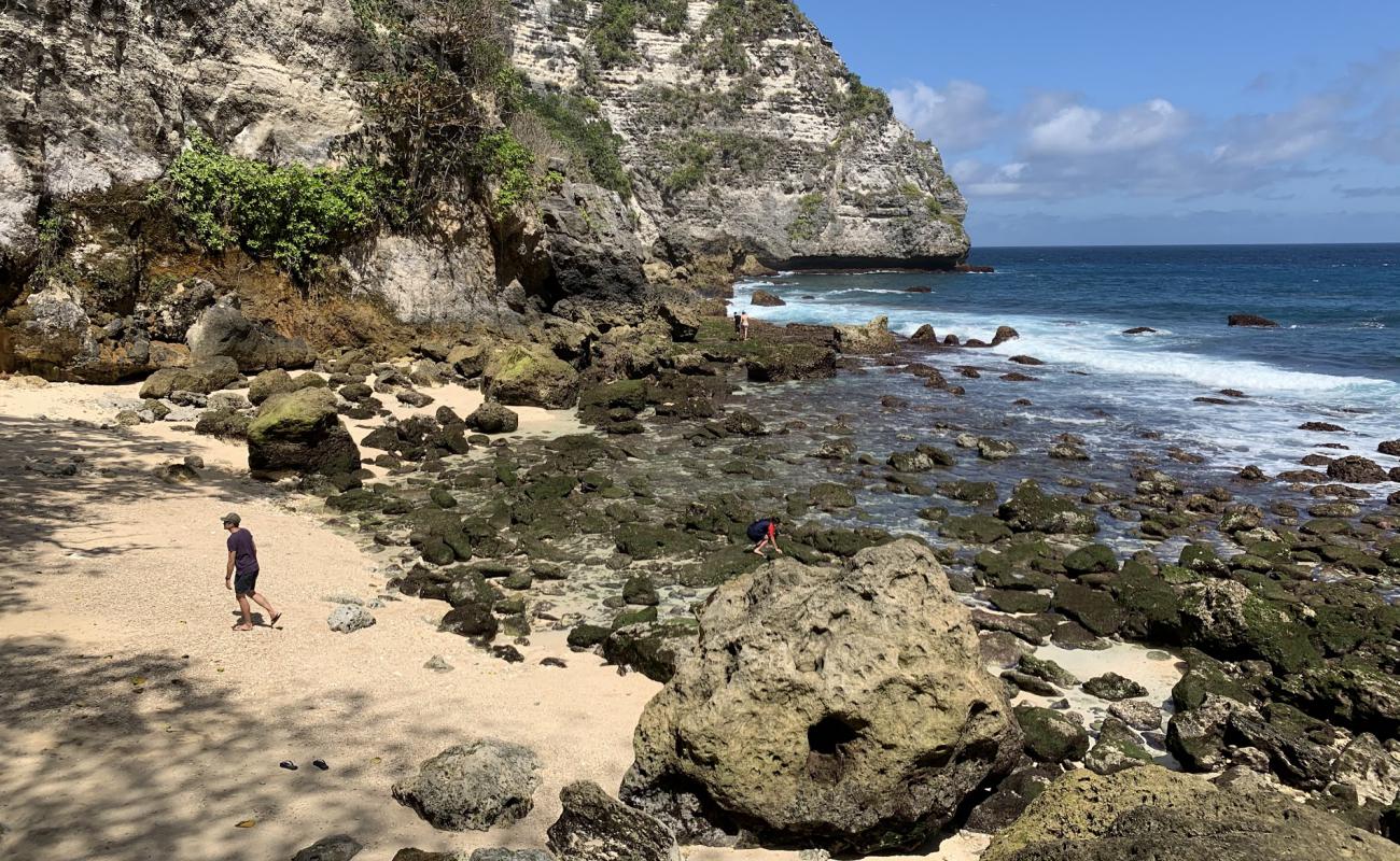 Tembeling Beach'in fotoğrafı parlak kum ve kayalar yüzey ile