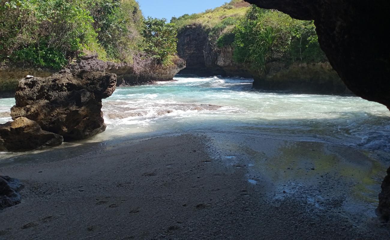 Lumangan Beach'in fotoğrafı parlak kum ve kayalar yüzey ile